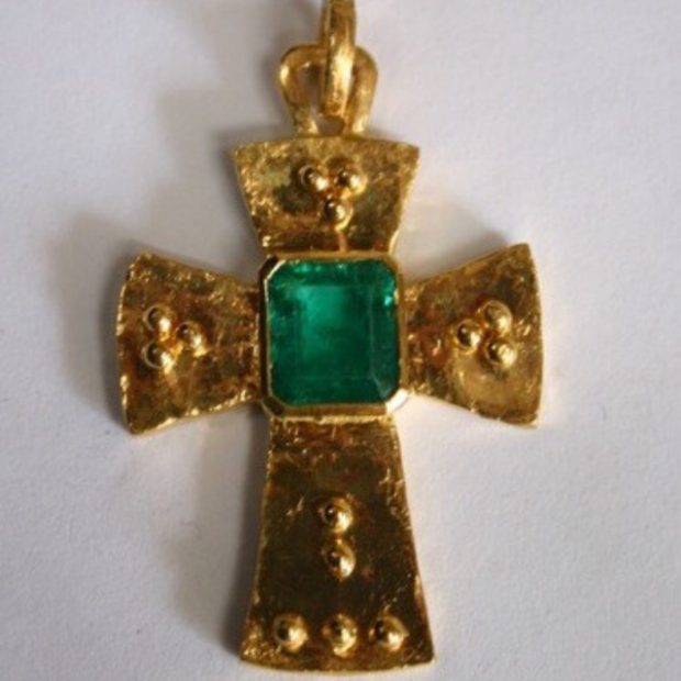 Emerald gold pendant